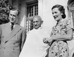 Gandhi with the couple of last British Viceroy. (en.wikipedia.org ())