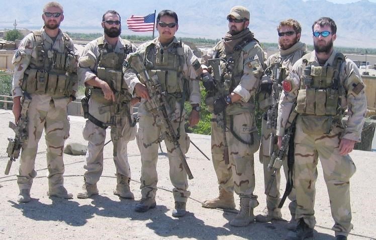 Marcus with his team (www.marcusluttrell.com)