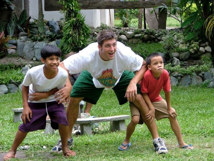 Tim Tebow playing soccer in the Philippines (http://e-dyario.com/actualidad/2012/01/16/tim-tebo (unknown))