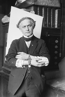 Houdini in handcuffs | Bettmann/Corbis [Public Domain] via The New York Times photo archive 