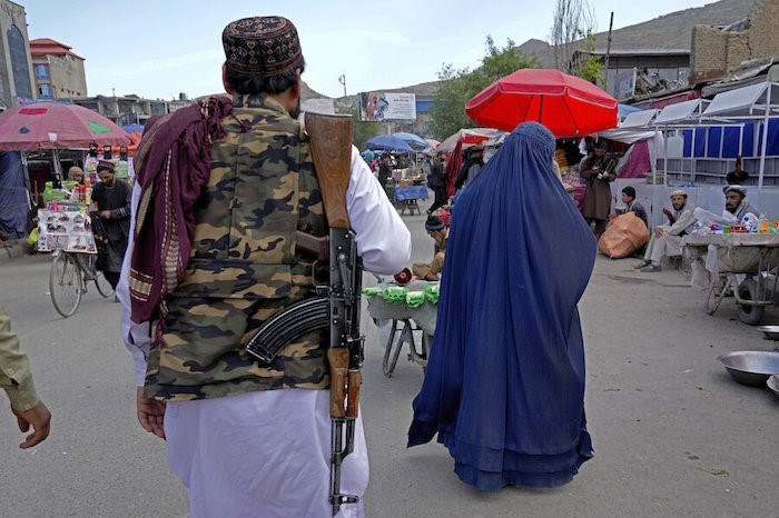 Picture of Afghan women defy burqa order as Taliban internal divide deepens