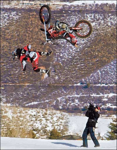 Brian Deegan's crash at Winter X-Games 2004 (http://media.mnginteractive.com/media/paper36/Crash0128art.jpg)