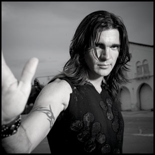 <a href=http://www.crazyfm.net/portal_cfm/Feb06/Jul04_579_juanes_.jpg>Juanes</a href>