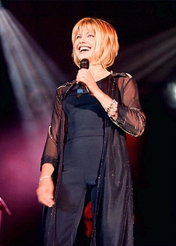 <a href=http://www.olivia-newton-john.com/onjohn.jpg>This is Olivia Newton-John performing.</a>