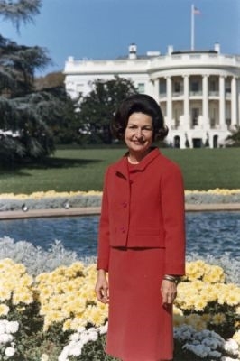 <a href=http://www.historyplace.com/specials/calendar/docs-pix/lady-bird.jpg>Lady Bird Johnson in front of the White House</a>