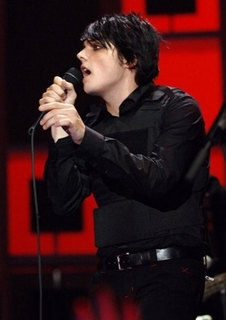 (http://i174.photobucket.com/albums/w110/<br>ELena_vampira/Gerard_Way--large-msg-<br>117608018658.jpg)