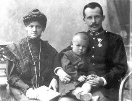 <a href=http://upload.wikimedia.org/wikipedia/commons/thumb/7/73/Emilia_and_Karol_Wojtyla_with_Edmund.jpg/800px-Emilia_and_Karol_Wojtyla_with_Edmund.jpg>With his parents</a>