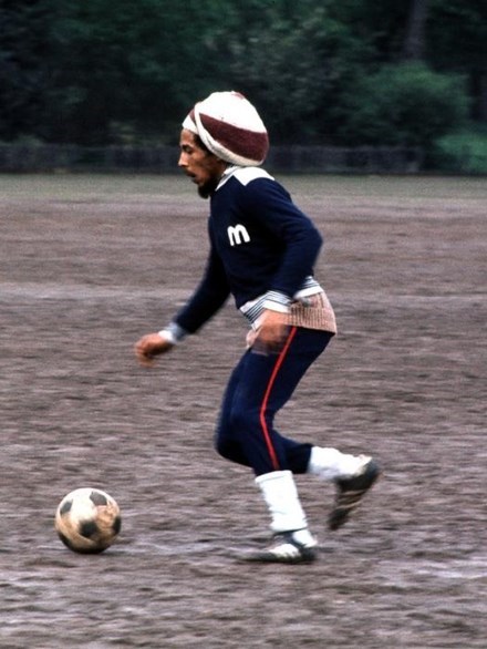 Marley playing his favorite sport - football. (http://medias.ados.fr/people/3/8/381/Bob-Marley/photos/1220-bob-marley-footballeur.jpg)