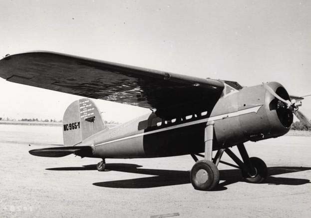 Amelia's Red Lockheed Vega (http://hawaii.gov/hawaiiaviation/publications/above-the-pacific-by-william-j-horvat-1966/images/EarhartPlaneHonoluluToCoast19350108.jpg)