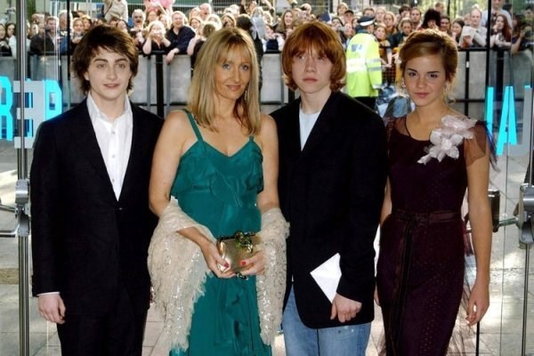 J.K. Rowling with the cast of her book's movie. (http://www.welt.de/multimedia/archive/00676/eng_jk_gb2_BM_Bayer_676710a.jpg)