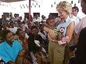 Princess Diana holding a baby with AIDs (http://i.dailymail.co.uk/i/pix/2008/06/05/article-1024466-0000931300000258-557_468x350.jpg)