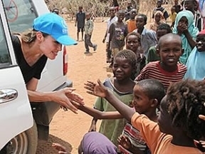 Angelina Meeting Kids in Africa (www.pynkcelebrity.com/archives/11730)