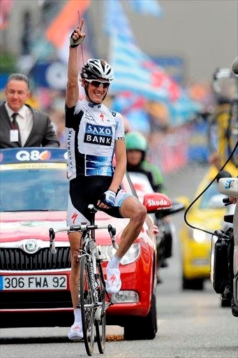 Andy Schleck celebrates his brother's win (Bicycle.net)