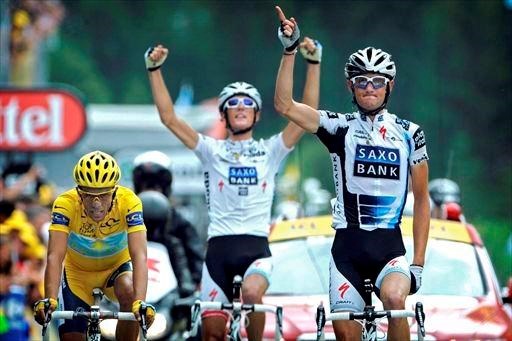 Andy (White jersey in back) celebrates Franks win (reviews.roadbikereview.com)