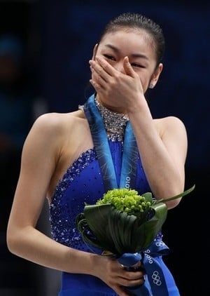 Emotional Yuna after winning gold medal - 2010 (http://image3.examiner.com/images/blog/EXID25310/images/resized_yuna8.jpg)