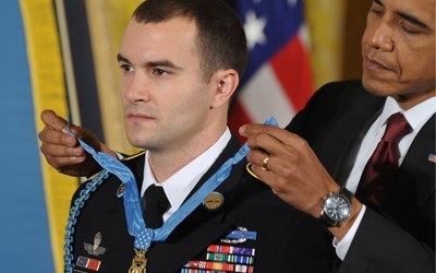President Barack Obama awarding the Medal of Honor (samspadesf.com)