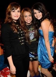 Demi with her friends, Miley and Selena. (Google Images)