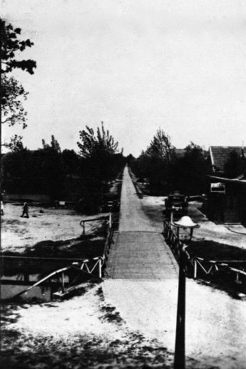 Nieulande 1933. Near the house (Family Photo)