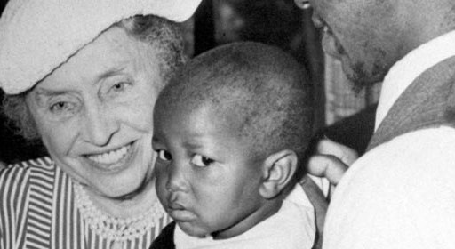 Keller encouraging a blind child and his father.  (bonlook.com)