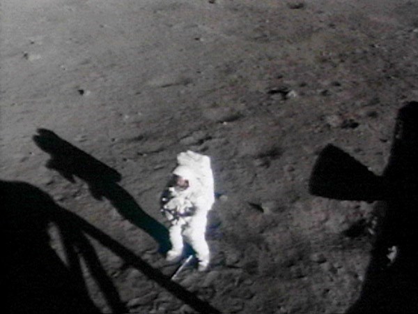 Armstrong on the moon (http://moonpans.com/Neil_Armstrong_on_the_moon.htm ())