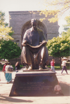 Monument of Tesla at Niagara Falls. (http://www.neuronet.pitt.edu/~bogdan/tesla/images/statue1.gif ())