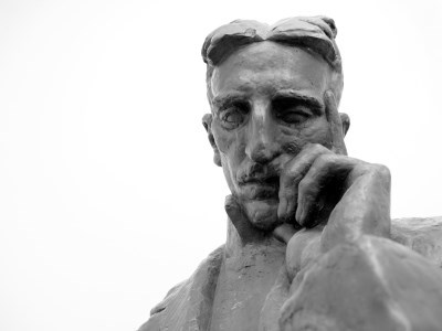 Statue of Tesla (http://www.safetyservicescompany.com/blog/wp-content/uploads/2010/09/NikolaTeslaStatue.jpg ())