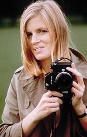 Linda McCartney holding her favored camera (http://beatlesnumber9.com/linda.html ())