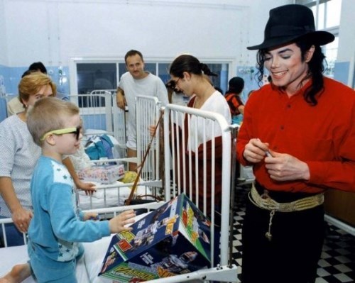 Jackson helping kids  (www.michaeljacksontributeportrait.com ())