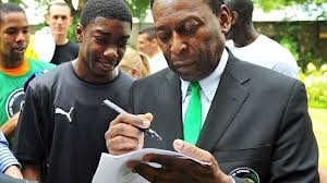 Pele signing autographs for young players (http://www.fifa.com/worldfootball/photo/148/591/1/ ())