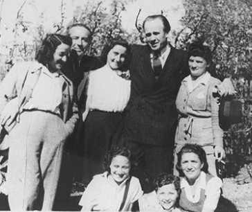 Oskar and his Schindlerjuden, or Schindler's Jews. (http://www.historyplace.com/worldwar2/holocaust/hol-pix/h-schindler-02.jpg)