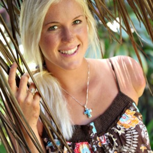 Bethany Hamilton smiling (http://www.answers.com/T/Bethany_Hamilton (unknown))