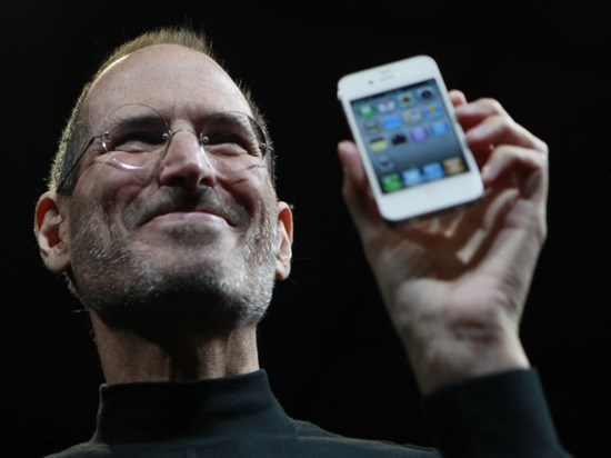 Jobs presenting the iPhone (hauteliving.com)