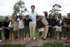 Blake with children that got TOMS shoes  (http.//www.forbes.com ())