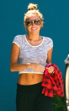 Cyrus in casual clothing ( http://idealbite.com/how-did-miley-cyrus-get-that ())