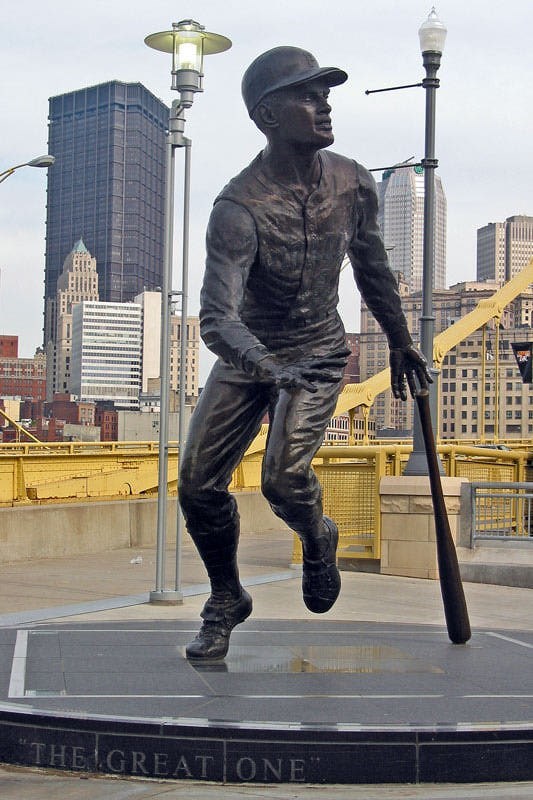 Statue of Roberto Clamente (http://pittsburgh.about.com/od/pictures/ig/pnc_par (Kimberly & Albrecht Powell))