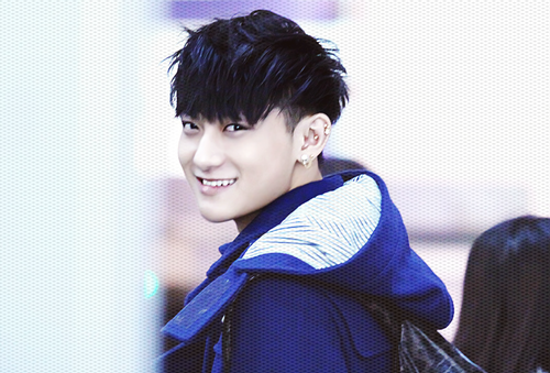 This is an image of Tao smiling. (onehallyu.com))