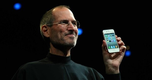 Steve Jobs presenting the iPhone 4 (Google Images (nytimes.com))