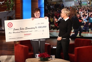 Ellen giving away a check (http://southsoundmag.com/wp-content/uploads/2012/06/EllenDonates1.jpg)