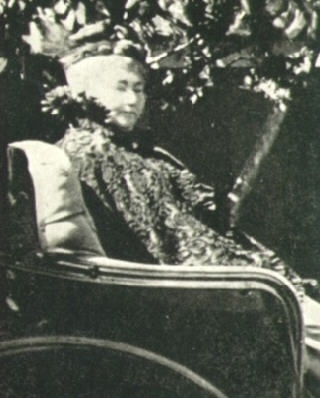 Sarah Lockwood Winchester in her only extant image (http://upload.wikimedia.org/wikipedia/commons/6/65 ())