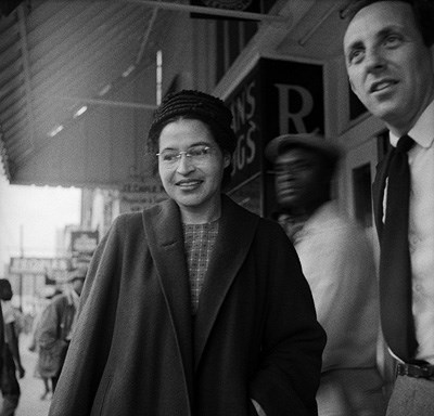 Rosa walking in town (http://www.achievement.org/achievers/par0/large/pa ())
