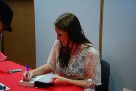 Marissa Meyer in action (http://1.bp.blogspot.com/-l-MJArcN7P4/Uh54OdJp3nI/ ())
