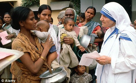 Mother Teresa with mothers and children at her Mis (http://www.dailymail.co.uk/indiahome/indianews/art ())