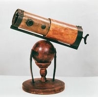 Newton's first telescope (http://www.kidsastronomy.com/images/newtons-telesc ())