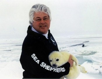 Paul Watson holding a baby seal pup (http://blog.enfemenino.com/blog/seeone_405977_8068 (unknown))