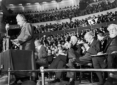 Einstein gives a speech at London Albert Hall. (https://vintageeveryday.wordpress.com/?s=albert+ei ())