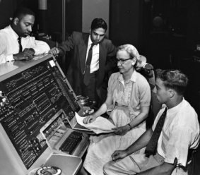 Grace Hopper at UNIVAC keyboard (en.wikipedia.org (