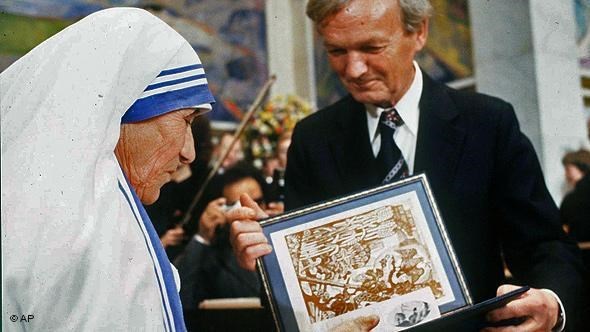 Mother Teresa receiving the Nobel Peace Prize. (https://s-media-cache-ak0.pinimg.com ())