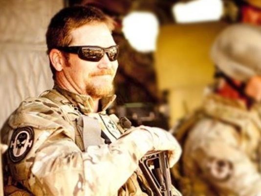 Chris Kyle in uniform (http://www.gannett-cdn.com/-mm-/cee05fa7bdbfea25d5 ())