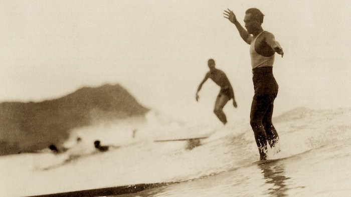 Duke Kahanamoku surfing (http://www.surfermag.com/features/duke-kahanamoku- (Tom Blake))