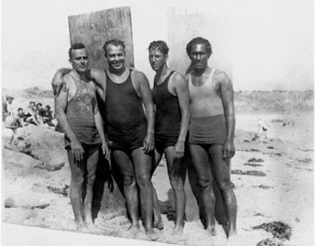 4 days after the Thelma tragedy, the 4 heroes pose (http://www.theinertia.com/surf/duke-kahanamoku-and ())